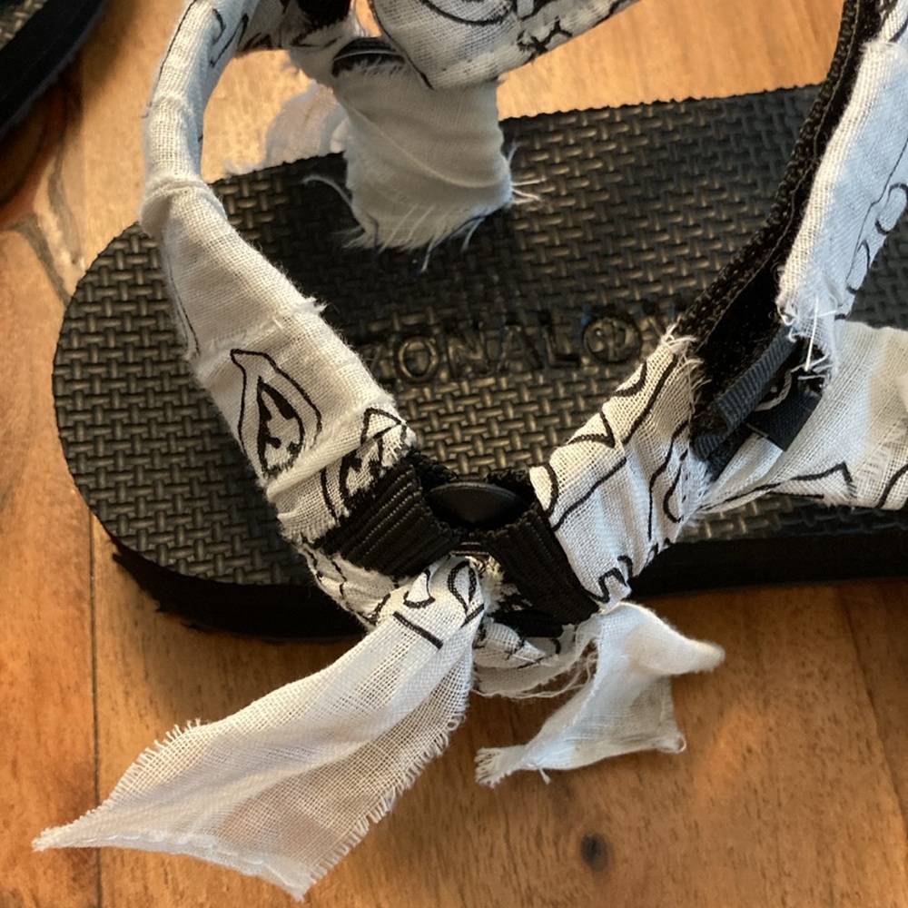 NWT Arizona Love Trekky White Bandana Sandal - Picture 10 of 15
